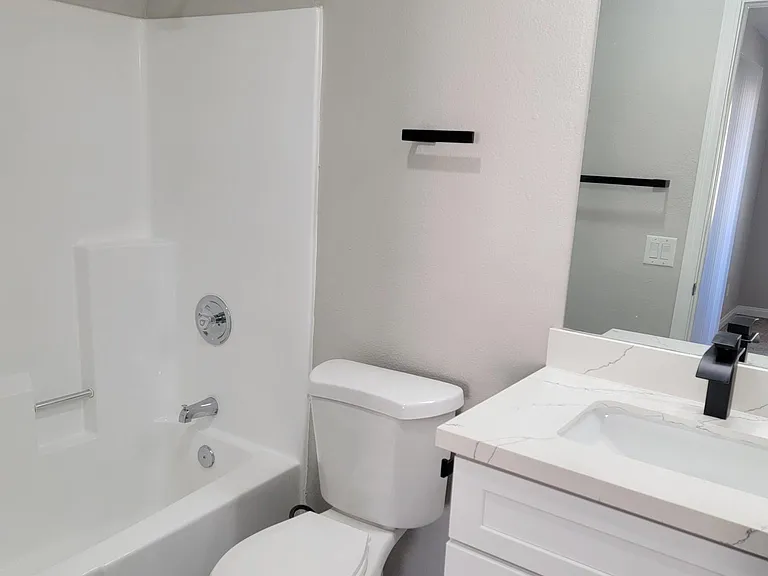 715 B St #14 — Photo 16