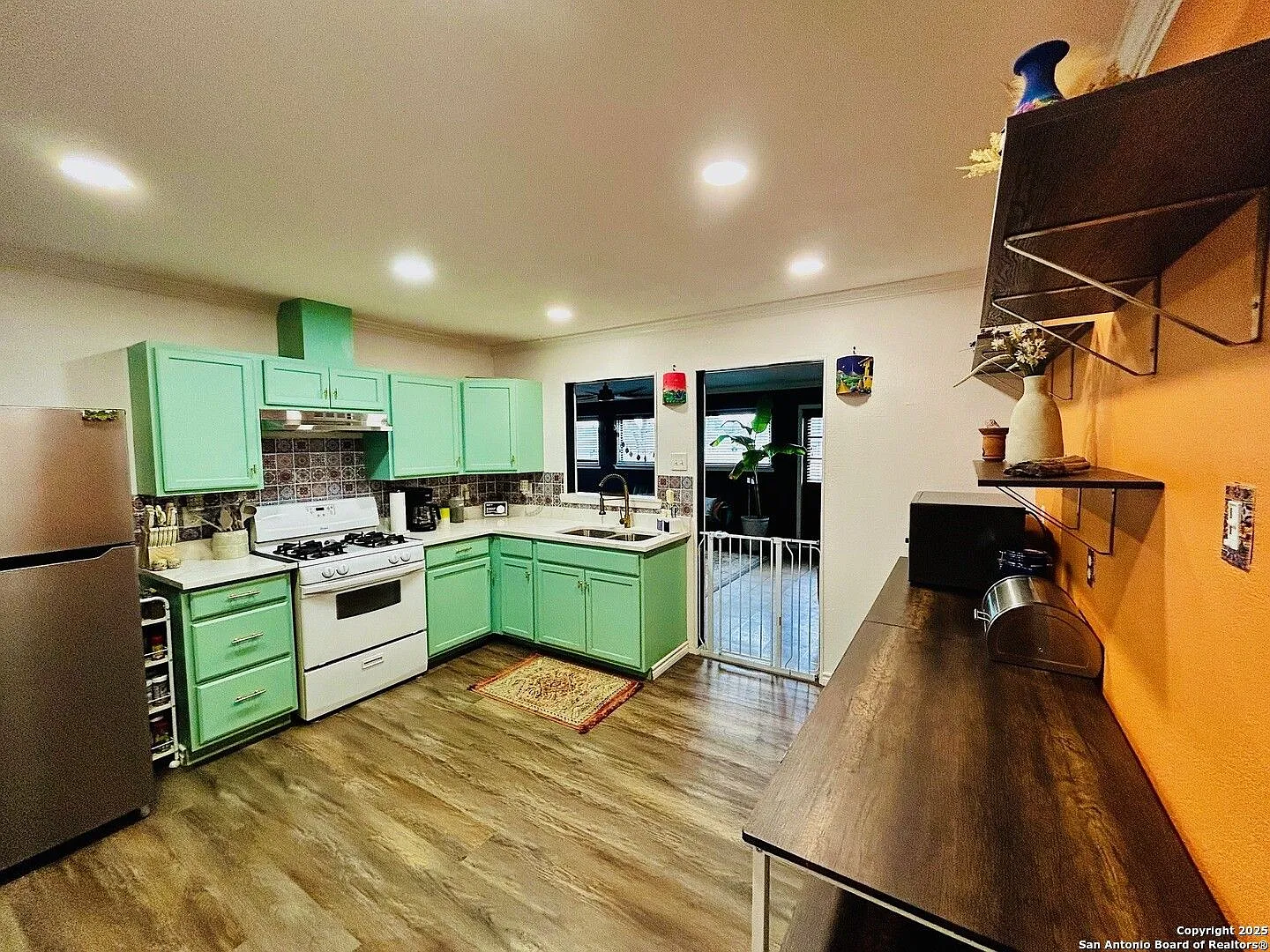 Charming 3 Bedrooms 2 Bathrooms House near I-37 and Downtown — Photo 2