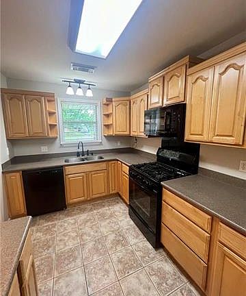 5th image of 484 Cumberland Dr