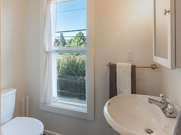 130 N Franklin Ave #B — Photo 10