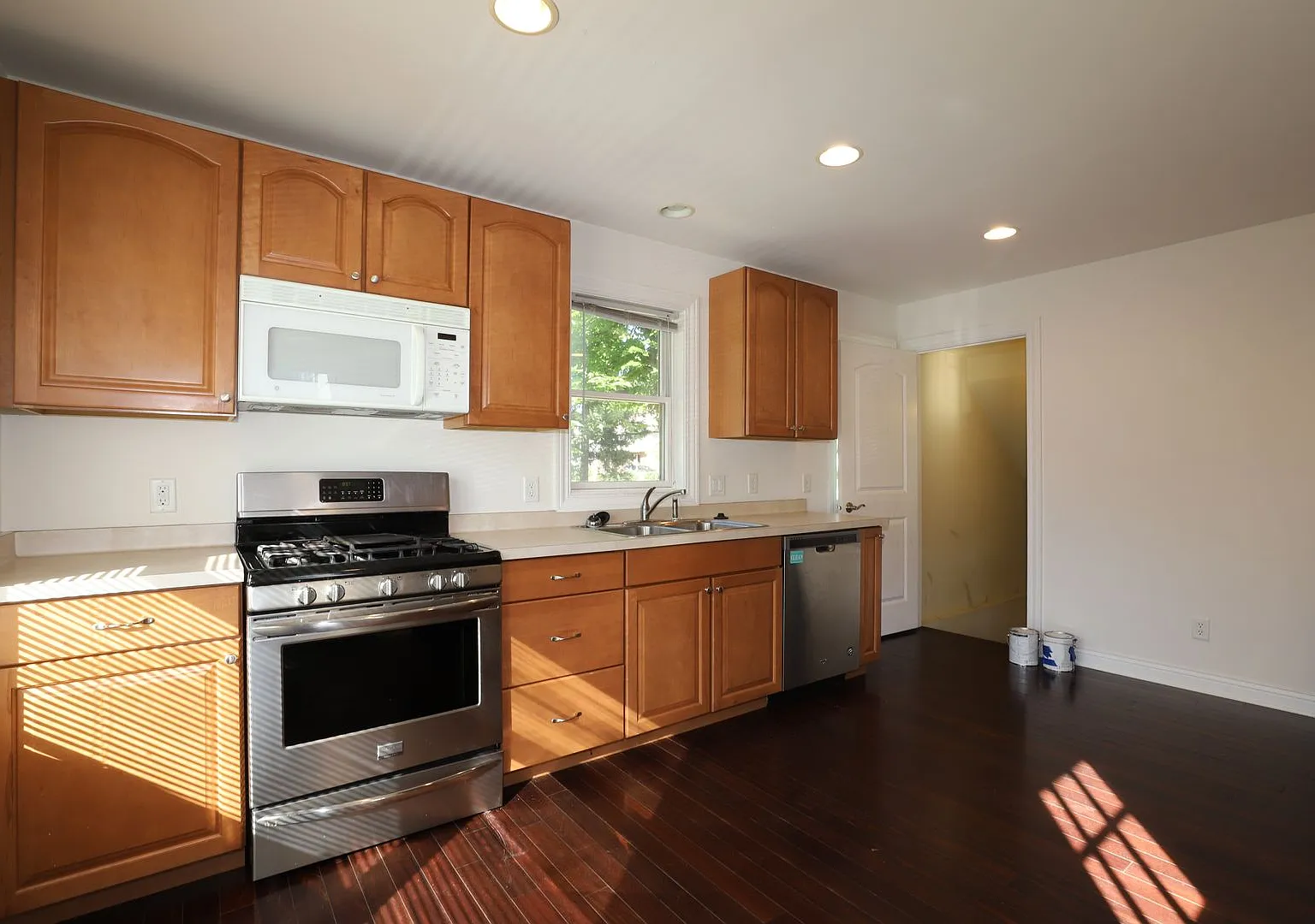 Newer Five Bedroom on Monroe St — Photo 2