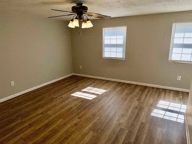 815 Clareridge Ln — Photo 10
