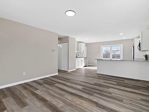 3rd image of 102 Redmond Rd