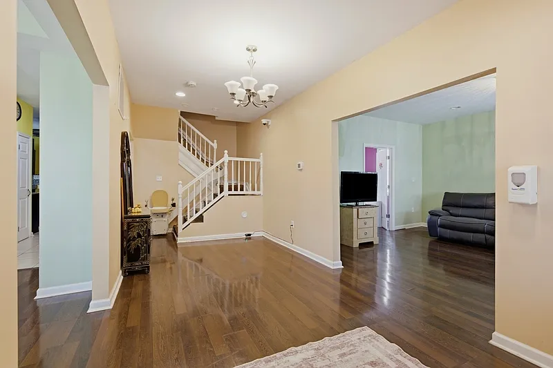 4 bed, 4.0 bath, 3500 sqft, $2,500 — Photo 3
