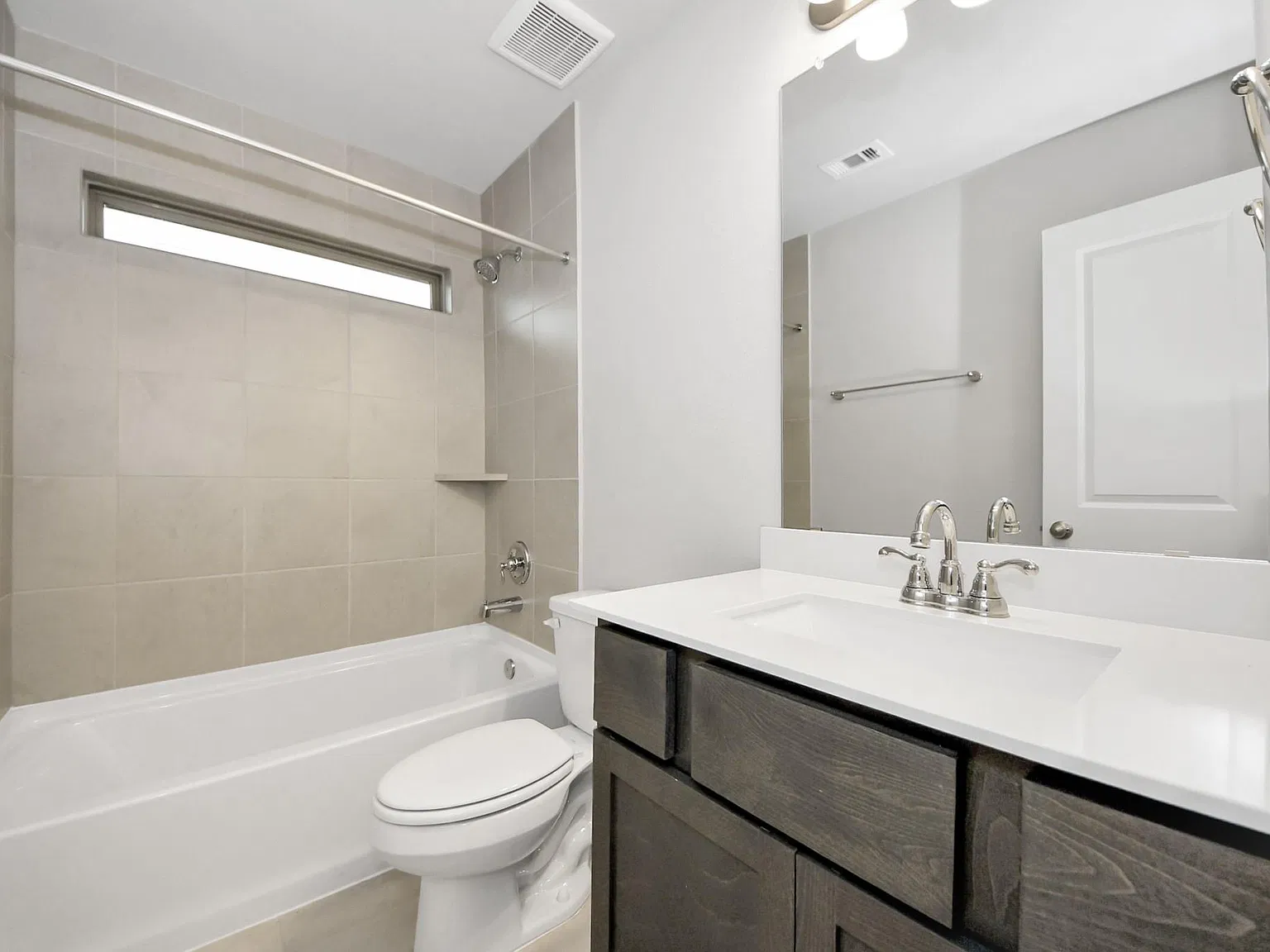 3 bed, 2.0 bath, 1869 sqft, $2,450 — Photo 3