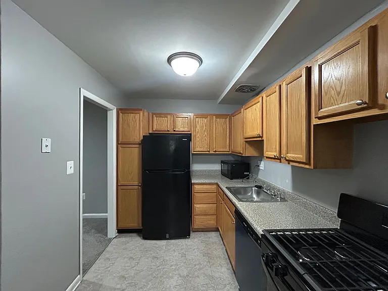 Hampshire House Apartments — Photo 12