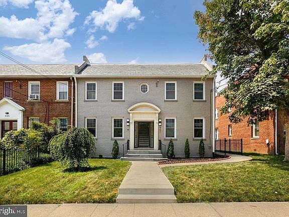 2nd image of 901 Quincy St NE APT 2