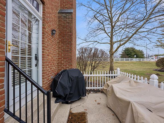 3rd image of 2566 Swan Dr Unit 2566