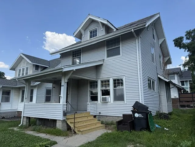 4 bed, 2405 sqft, $2,200 — Photo 2