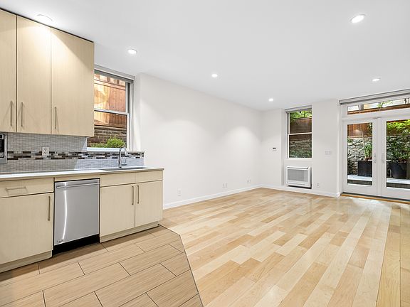 5th image of 128 W 13th St