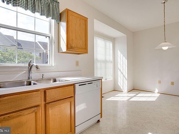 Kitchen 2504 Clover Field Cir Herndon