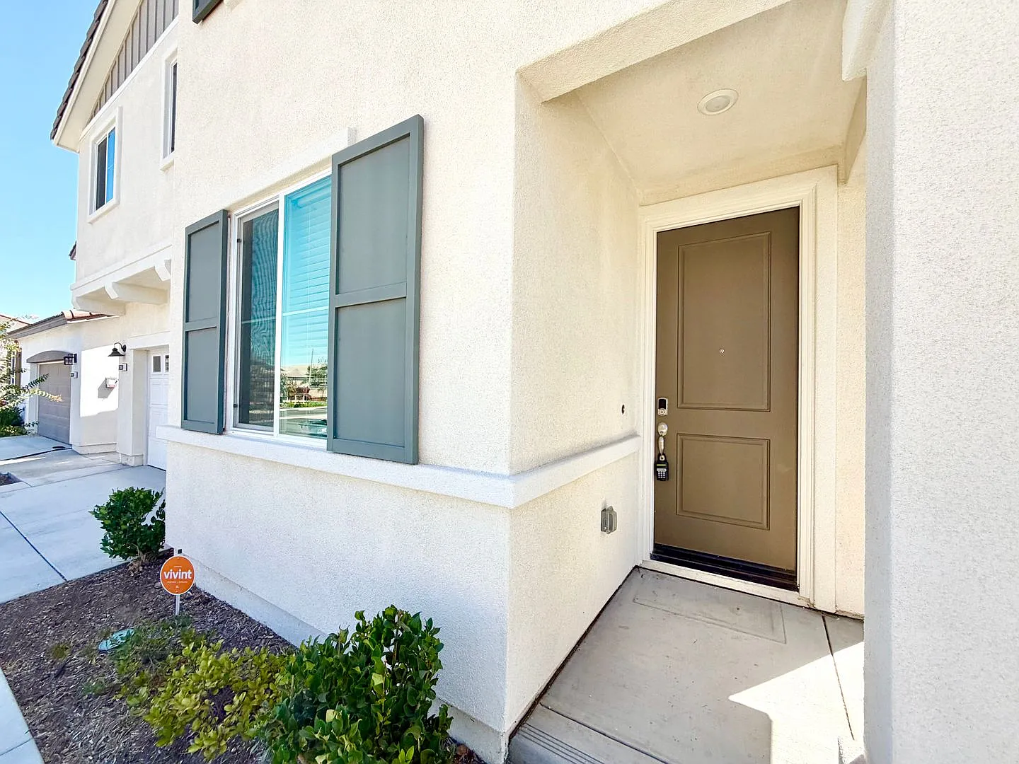 Modern 5 Bedroom Home With Solar Included In The Tierra Del Sol Community — Photo 3
