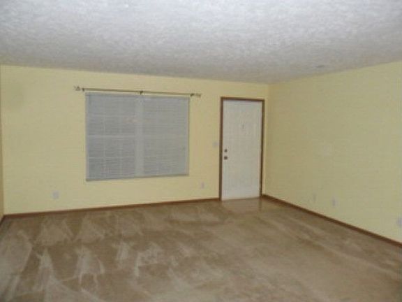 3rd image of 696 Scott Dr