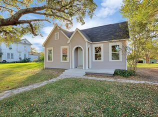 915 14th St, Hempstead, TX 77445