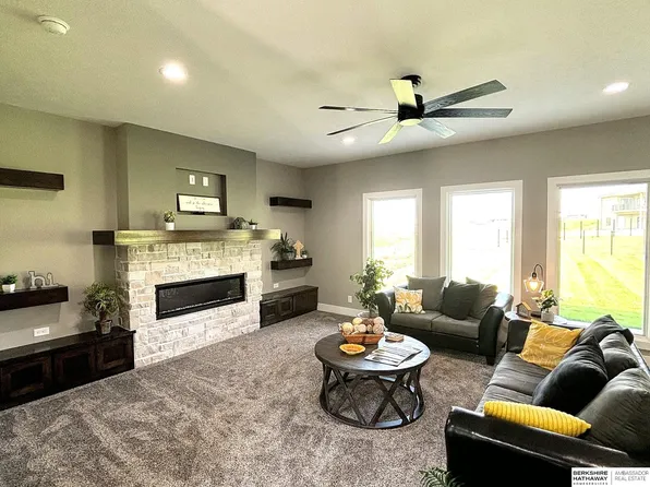 21814 Parkview Dr, Gretna, NE 68028