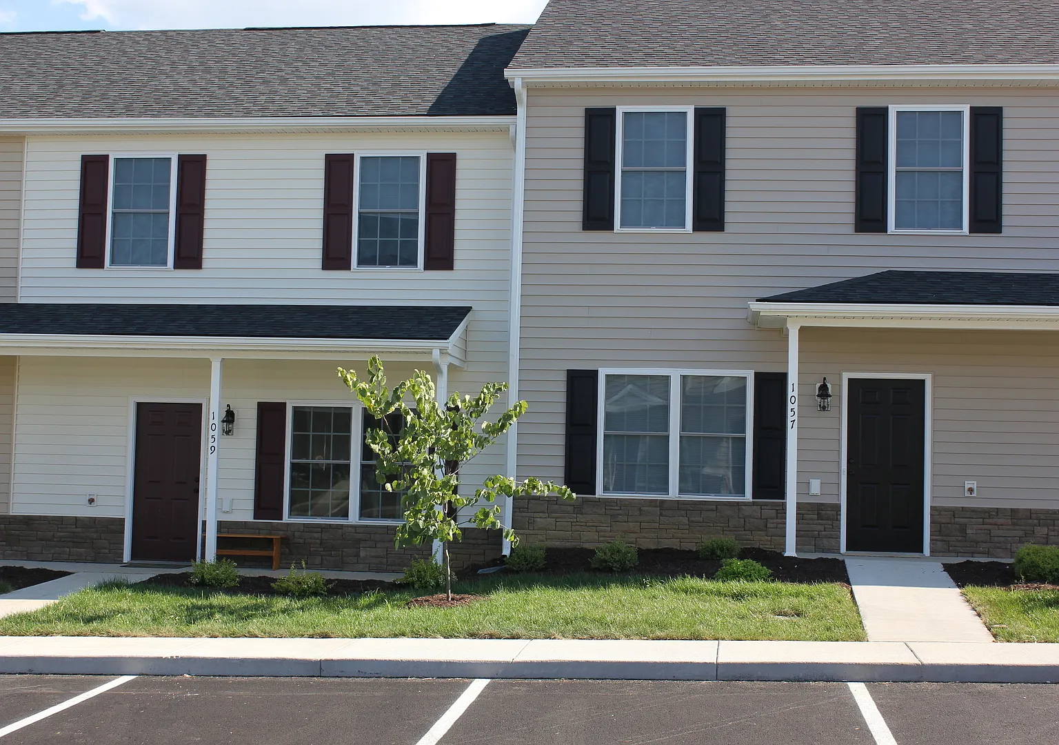 3 Bedroom, 2.5 Bath Two Level Townhouse — Photo 1