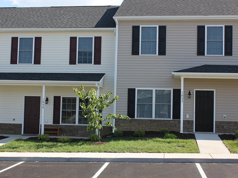1033 Wellington Dr — Photo 1