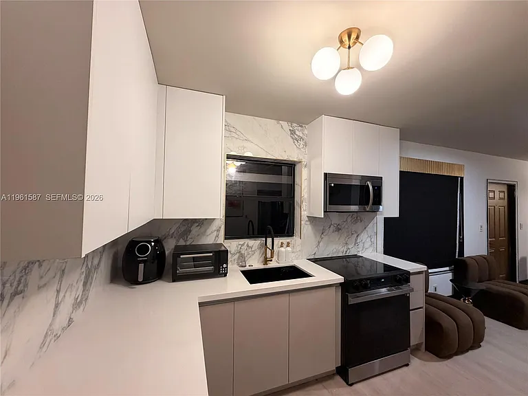 920 SW 50th Ave — Photo 18