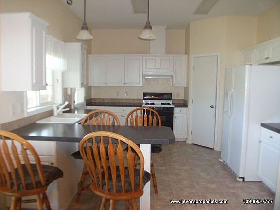 Large Kitchen with pantry