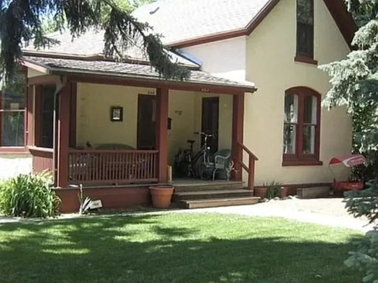 Lots of green surrounding the house. The pine trees are no longer there. Updated photo coming.