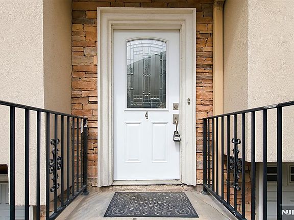 2nd image of 4 Jeanine Ln #37