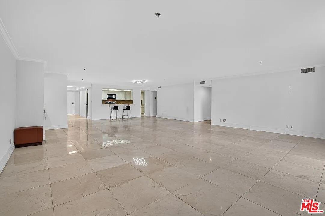 3 bed, 4.0 bath, 2426 sqft, $6,995 — Photo 4