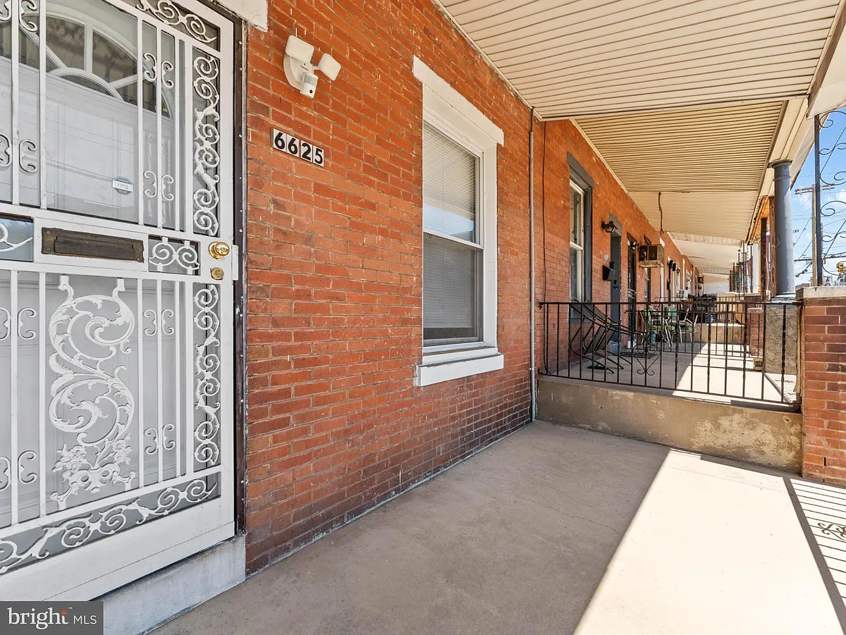 Building Photo - 6625 Lansdowne Ave #2