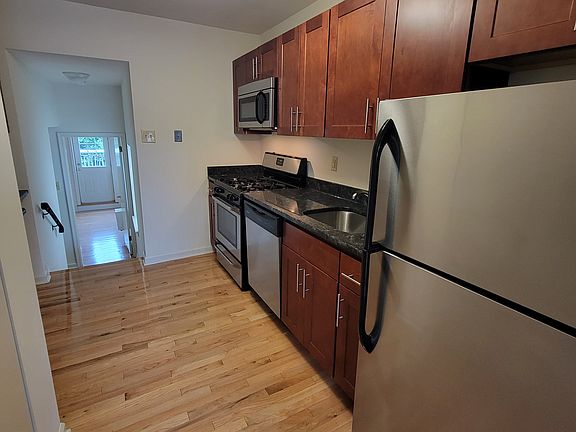 3rd image of 1015 Bainbridge St #3A