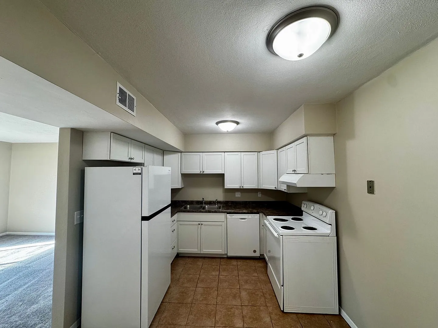 2 Bedroom Apartment with Balcony - Utilities Included! — Photo 2