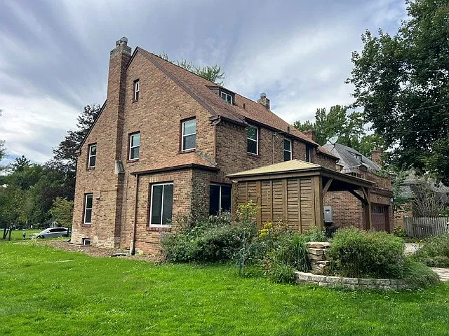 5 bed, 2.5 bath, 2670 sqft, $2,950 — Photo 2