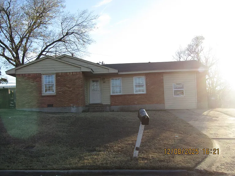 3428 NW Lincoln Ave — Photo 2