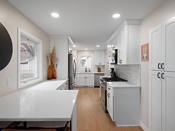 3rd image of 4721 Valley View Rd