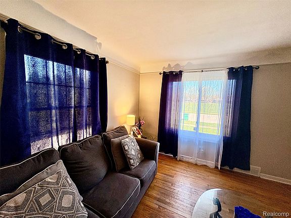 3rd image of 23349 Roxana Ave