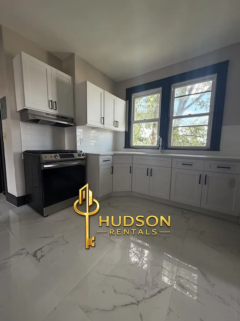 2 bed, 800 sqft, $1,895 — Photo 1
