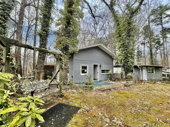 242 Fox Dr, Bracey, VA 23919