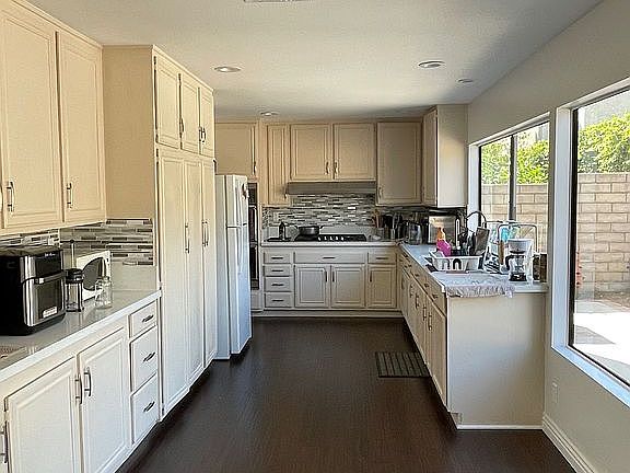 5th image of 20333 Elkwood St