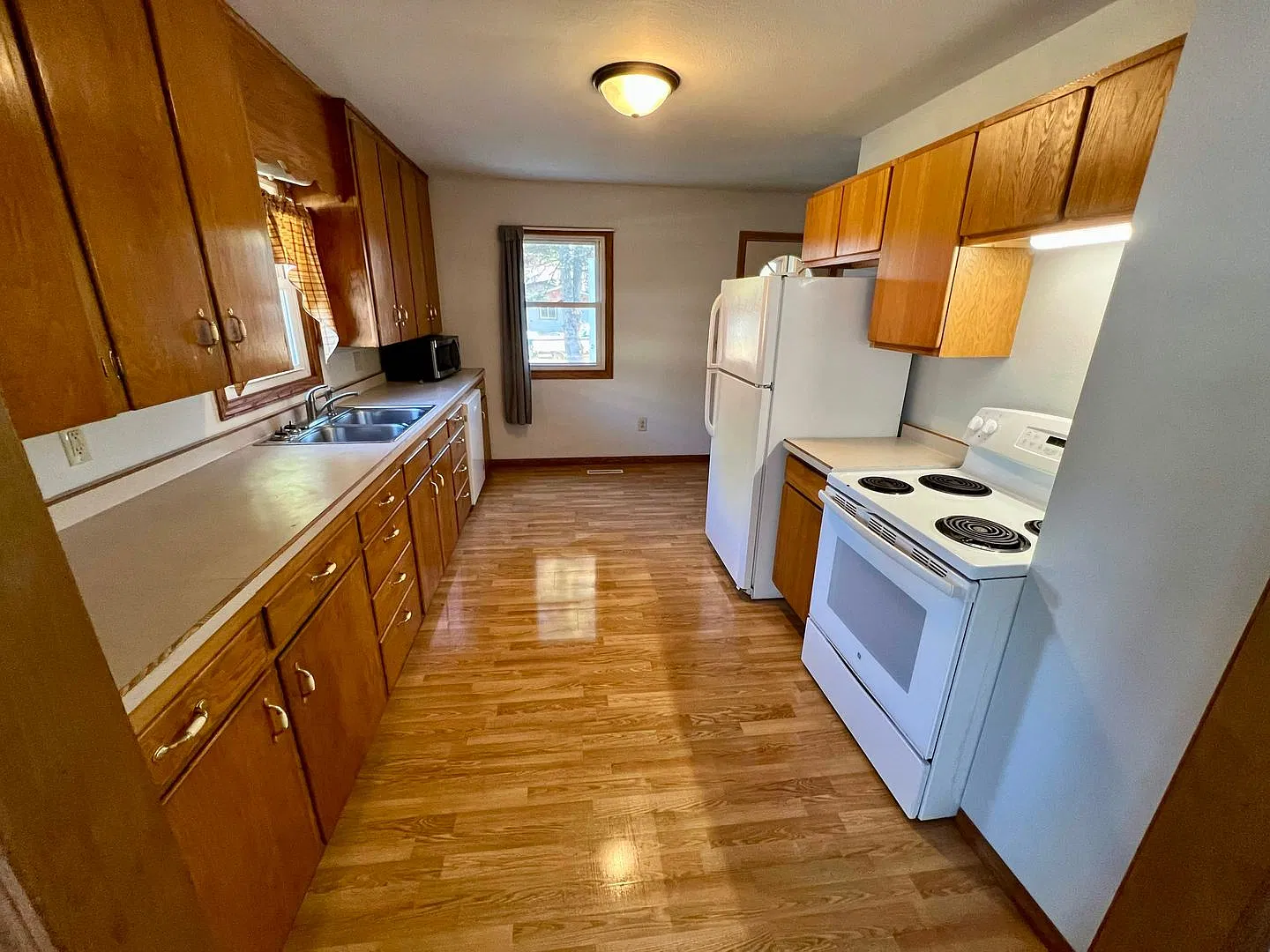 $1195| 2BD 1BA| 5424 104th Street| Available Now! — Photo 2