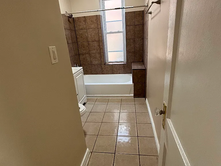 702 E 50th Pl #302 — Photo 6