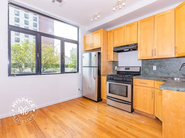 325 Kosciusko Street image 1 of 13