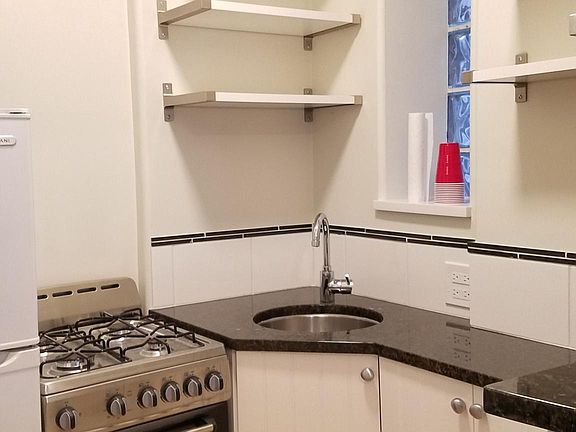 2nd image of 565 W Arlington Pl APT 1