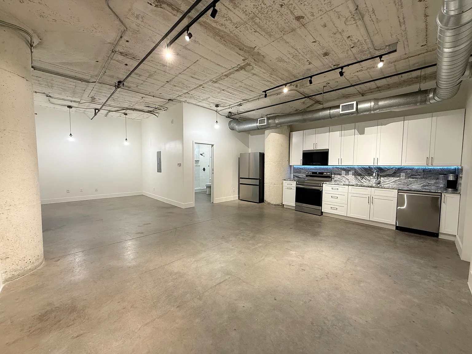 2 bed, 840 sqft, $1,900 — Photo 3