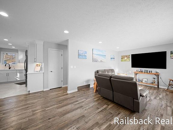 4th image of 4901 Pinedell Ave NE