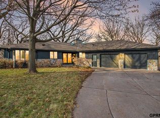 9970 High Point Cir, Omaha, NE 68112