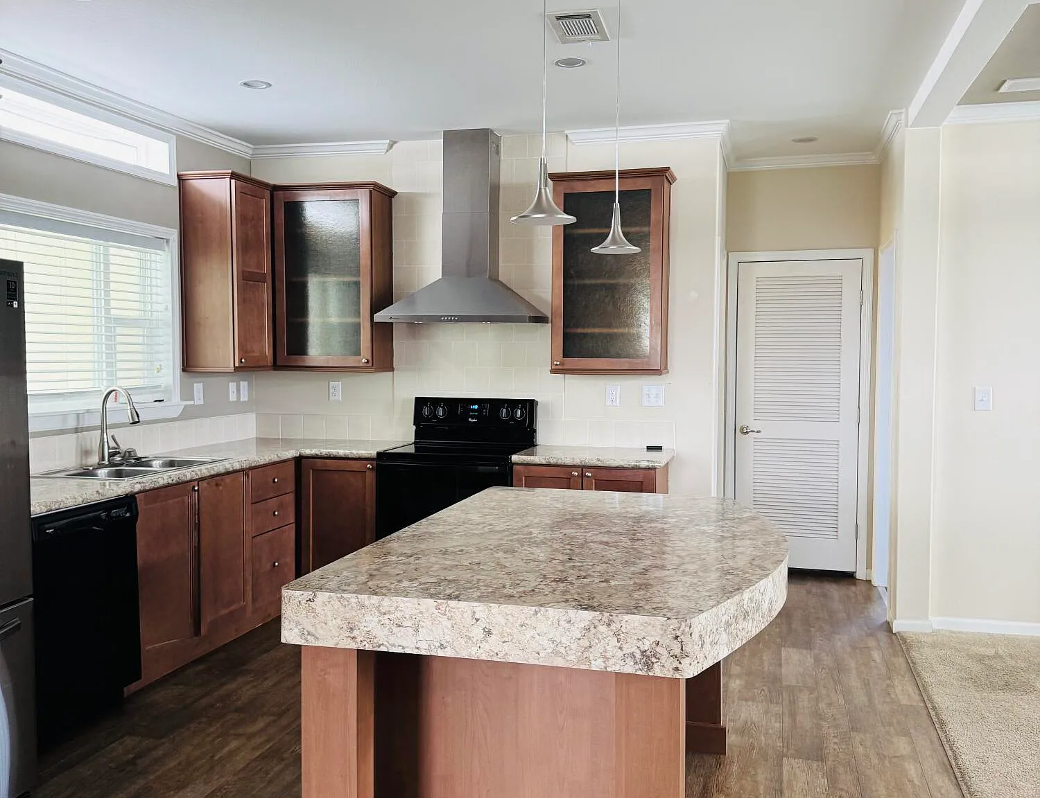 3 bed, 2.0 bath, 1575 sqft, $1,800 — Photo 3