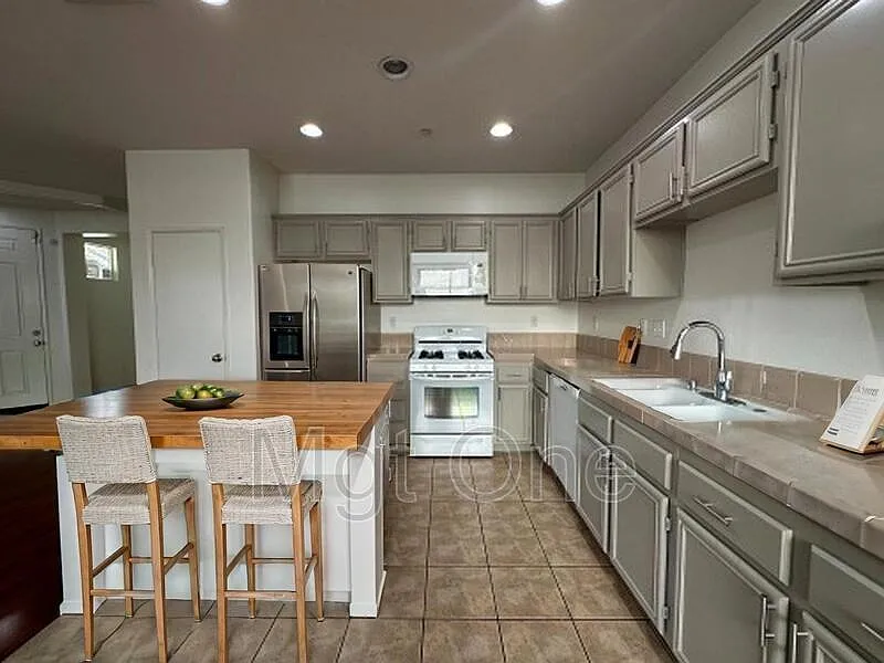 4 bed, 2.5 bath, 1794 sqft, $3,200 — Photo 3