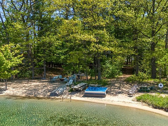 5th image of 1408 Lake Dr