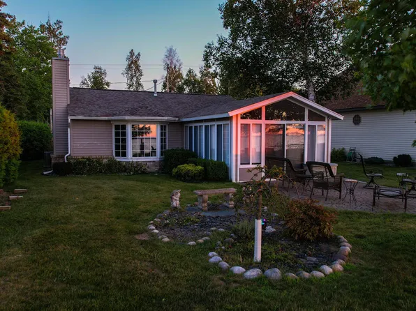 826 Iroquois Ave, Prudenville, MI 48651
