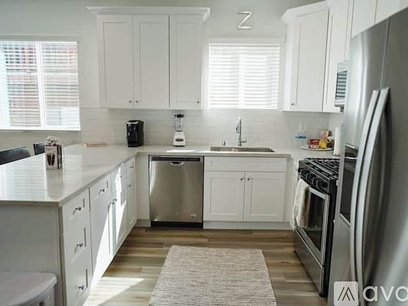 4th image of 4825 Riverton Ave #1
