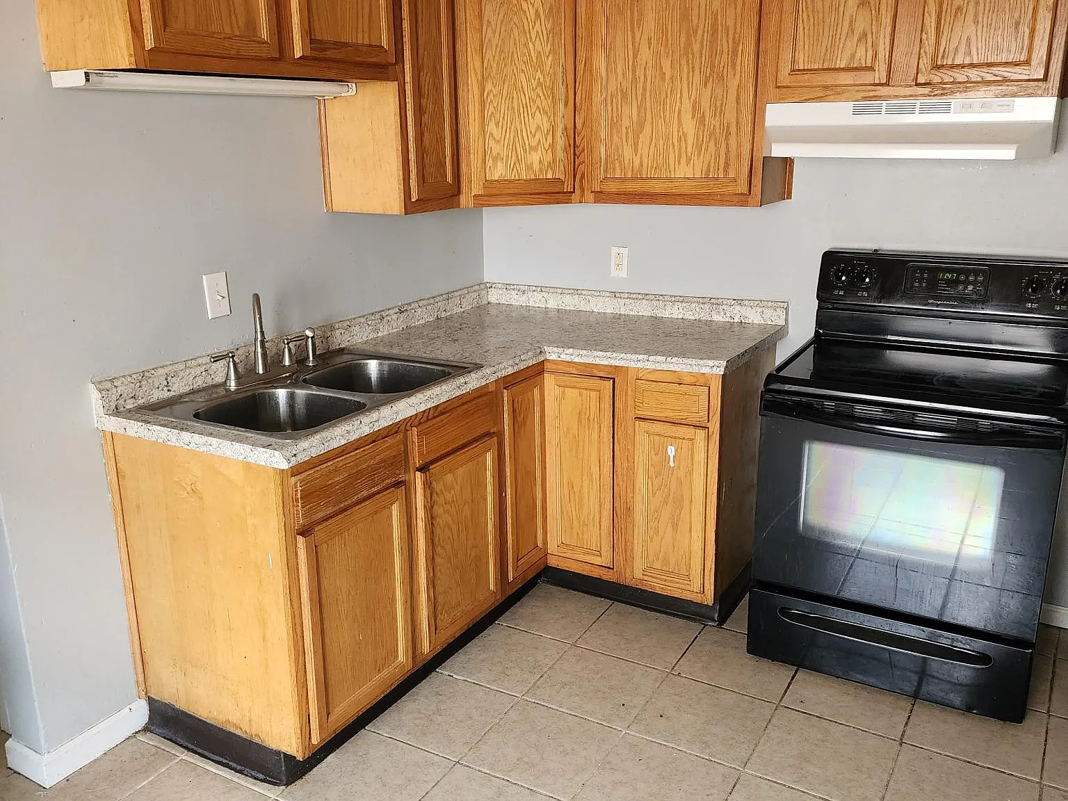 400 S Napoleon Ave — Photo 3