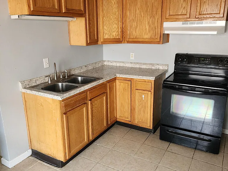 400 S Napoleon Ave — Photo 3